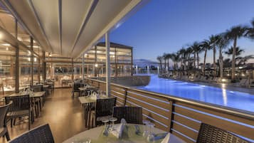 5 restaurants; lunch and dinner served