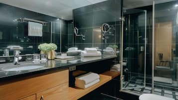 Apartamento, 1 cama doble | 1 dormitorio, edredones de plumas, minibar y caja fuerte