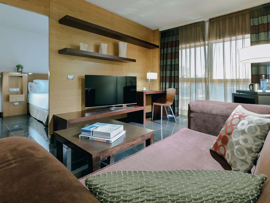 1 habitación, cubrecamas, minibar y caja de seguridad en la habitación