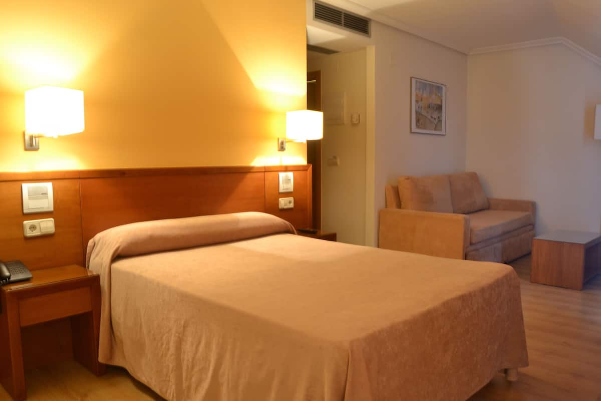 Minibar, caja de seguridad en la habitación y escritorio
