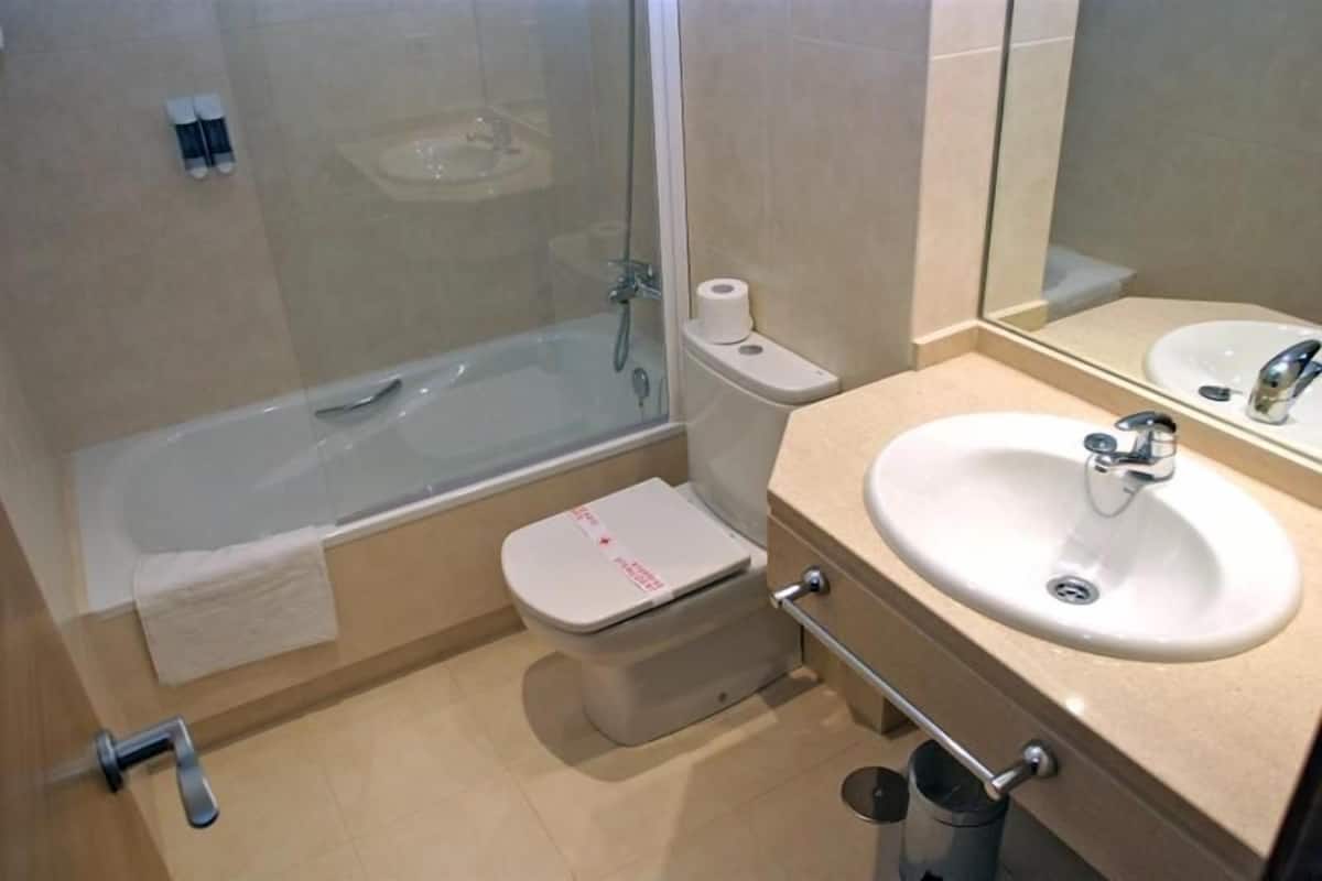 Bathtub, hair dryer, towels
