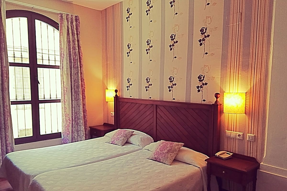 Phòng đôi hoặc 2 giường đơn Tiêu chuẩn | Chăn bông, minibar, bàn, màn/rèm cản sáng 