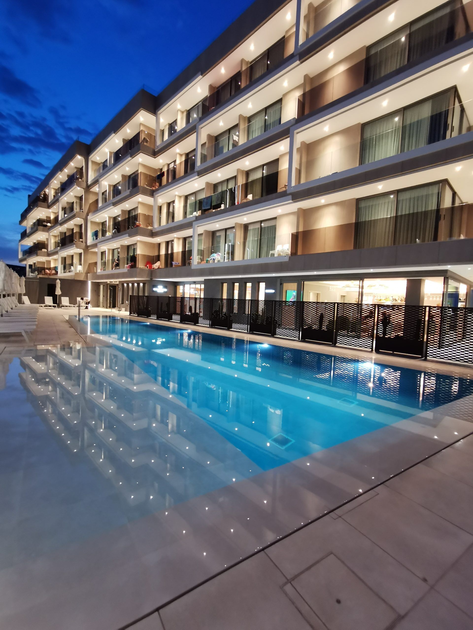 Een seizoensgebonden buitenzwembad en ligstoelen