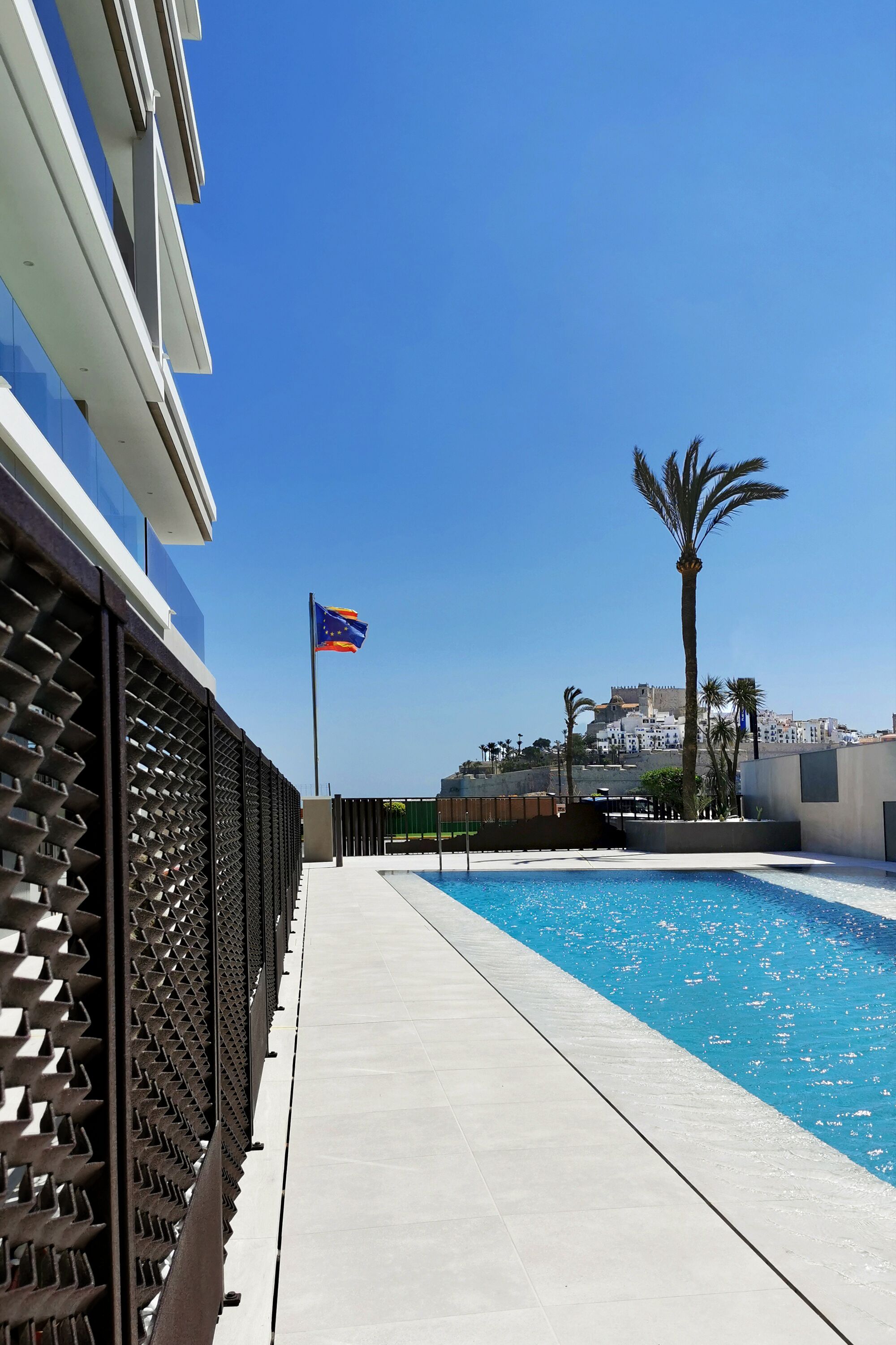 حمّام سباحة خارجي موسمي، مقاعد للتشمس