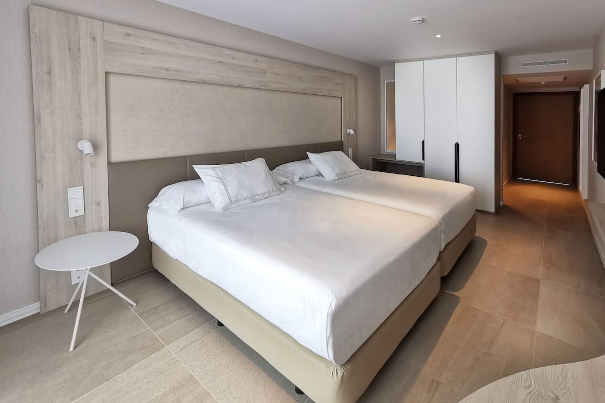 In-room safe, desk, soundproofing, iron/ironing board