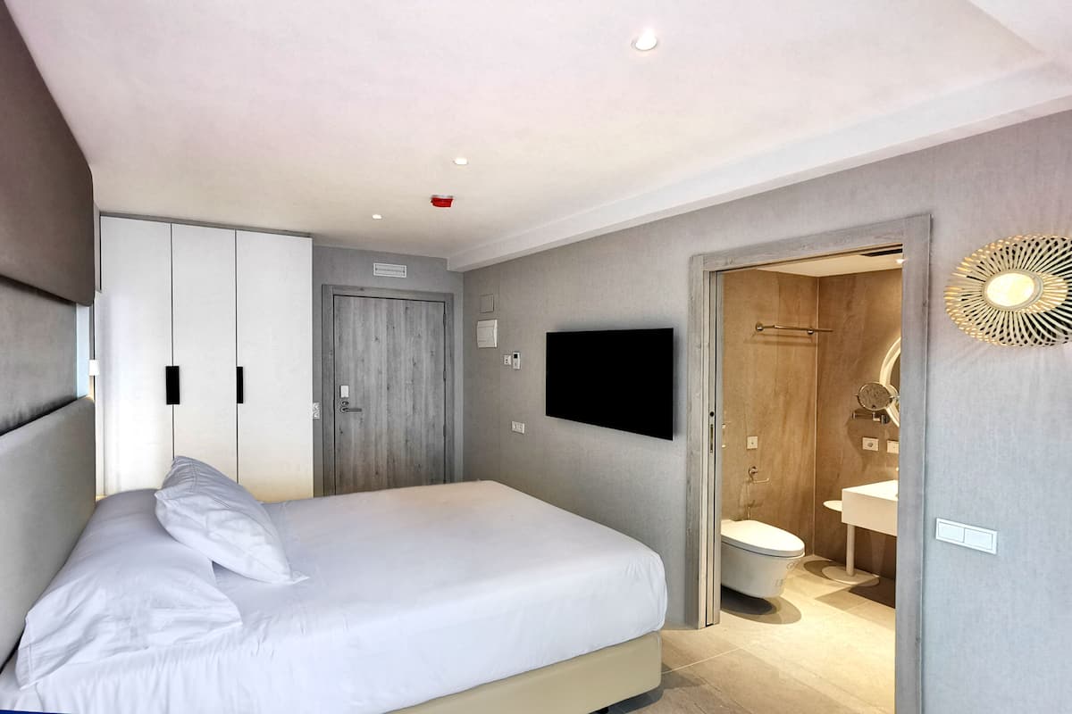 In-room safe, desk, soundproofing, iron/ironing board