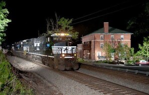 واجهة المنشأة - في المساء/الليل