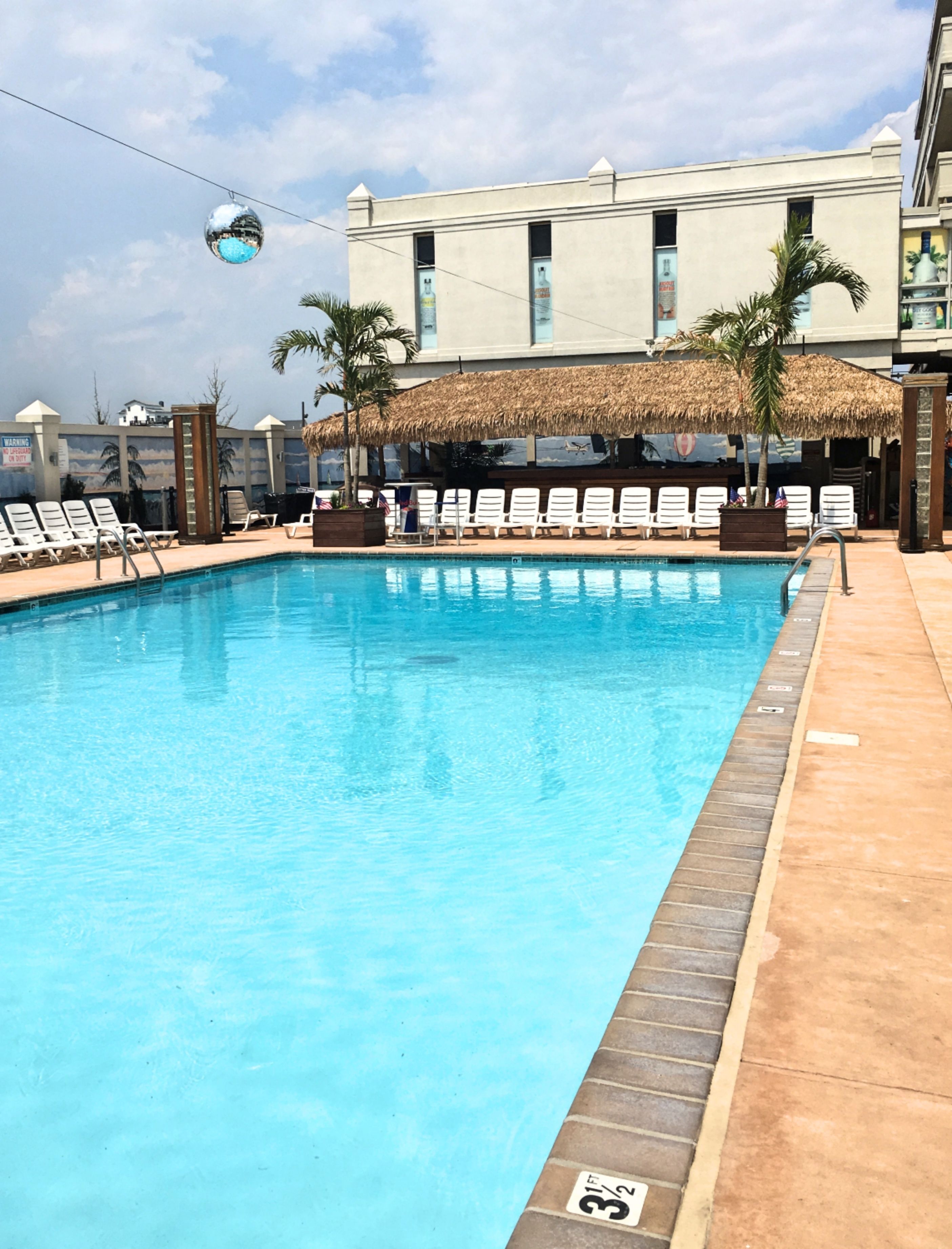 Sesongbasert utendørsbasseng og solsenger