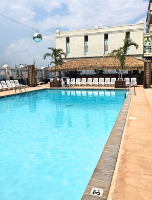 Piscina externa sazonal, funciona das 10h às 20h, espreguiçadeiras