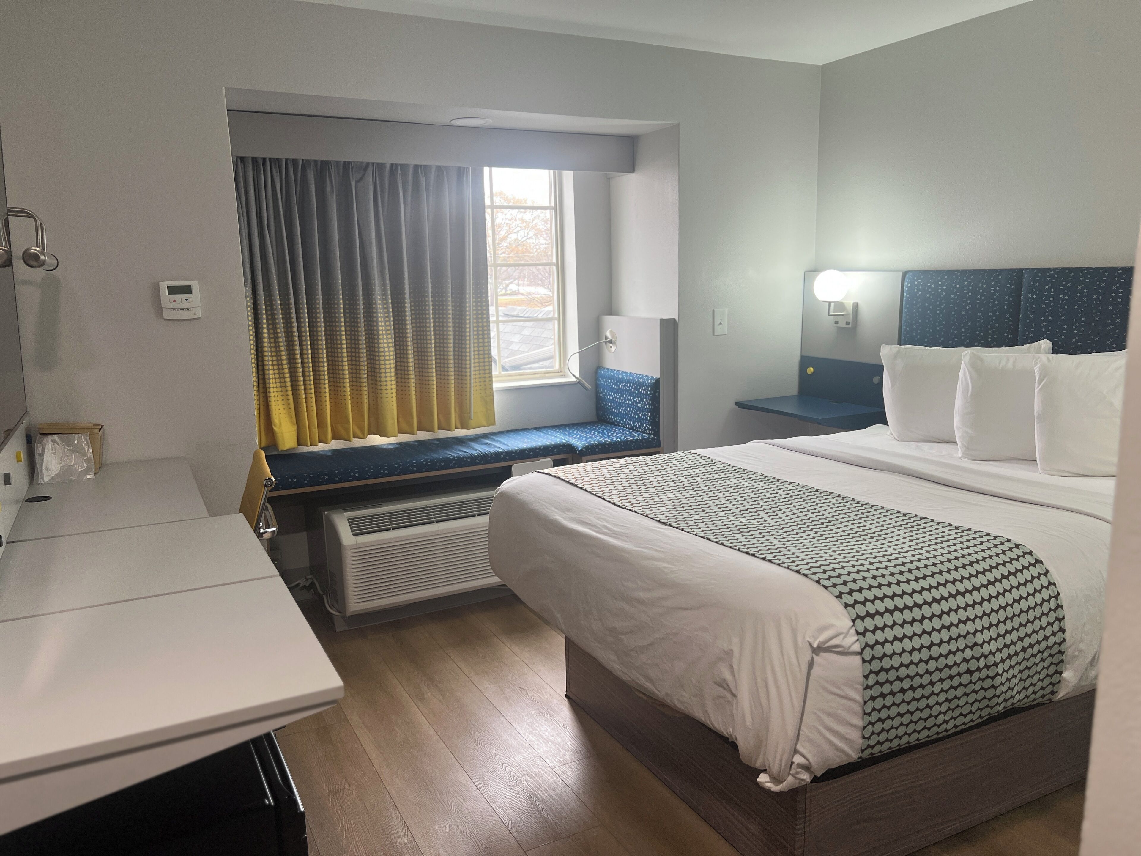 Quarto standard, 1 cama Queen, para não fumantes | Wi-Fi de cortesia, roupa de cama