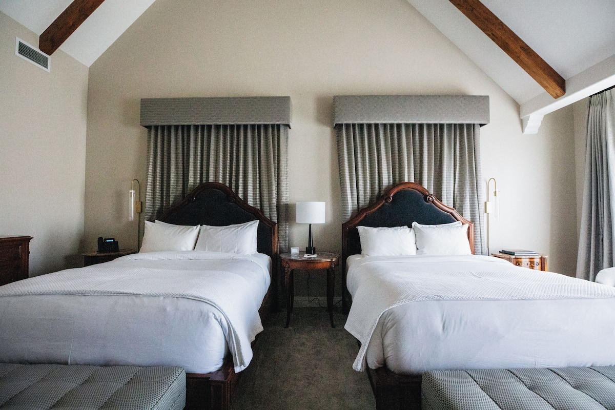 Premium bedding, down comforters, free minibar items, in-room safe