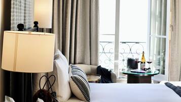 Premier Queen | Premium bedding, down comforters, free minibar items, in-room safe