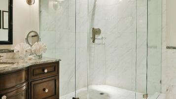 Set di cortesia firmato, asciugacapelli, accappatoio, pantofole