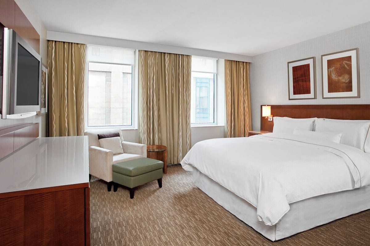 1 bedroom, Egyptian cotton sheets, premium bedding, down comforters