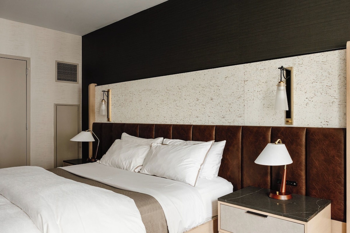 1 bedroom, Egyptian cotton sheets, premium bedding, down comforters