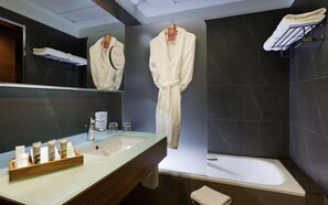 Amenidades de baño gratuitas, secadora de cabello, batas, bidet