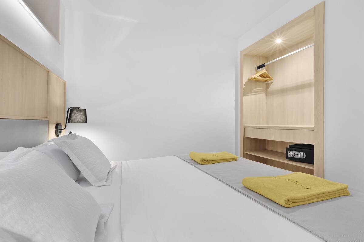 1 habitación, ropa de cama hipoalergénica, edredón y escritorio