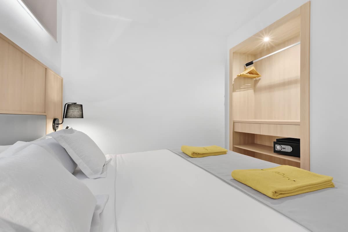 1 habitación, ropa de cama hipoalergénica, edredón y escritorio