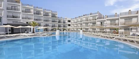 2 piscines extérieures, parasols de plage, chaises longues