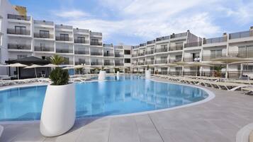 2 piscines extérieures, parasols de plage, chaises longues