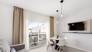 1 bedroom, hypo-allergenic bedding, down duvets, desk - Palmanova Suites by TRH (Calvia)