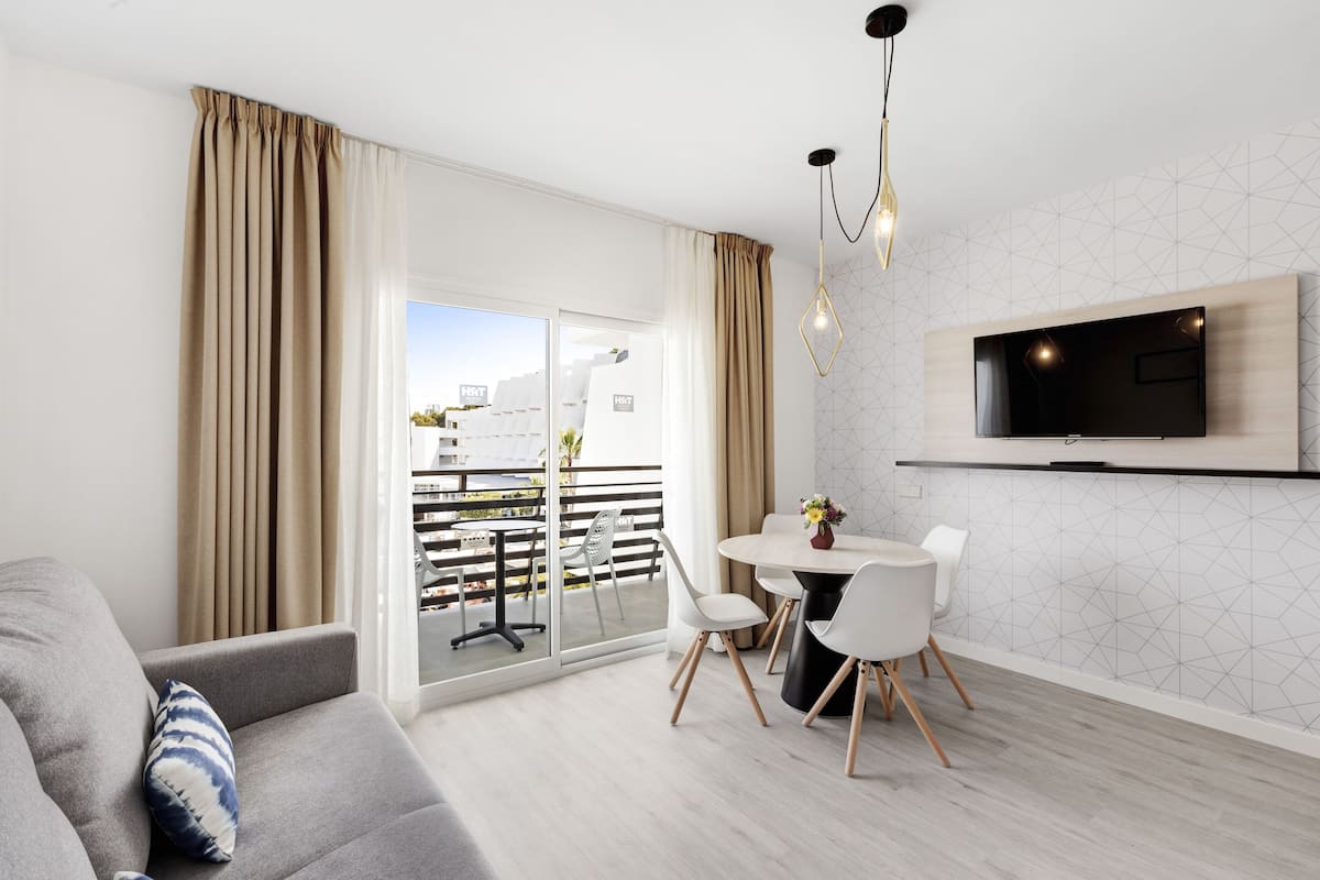 1 habitación, ropa de cama hipoalergénica, edredón y escritorio