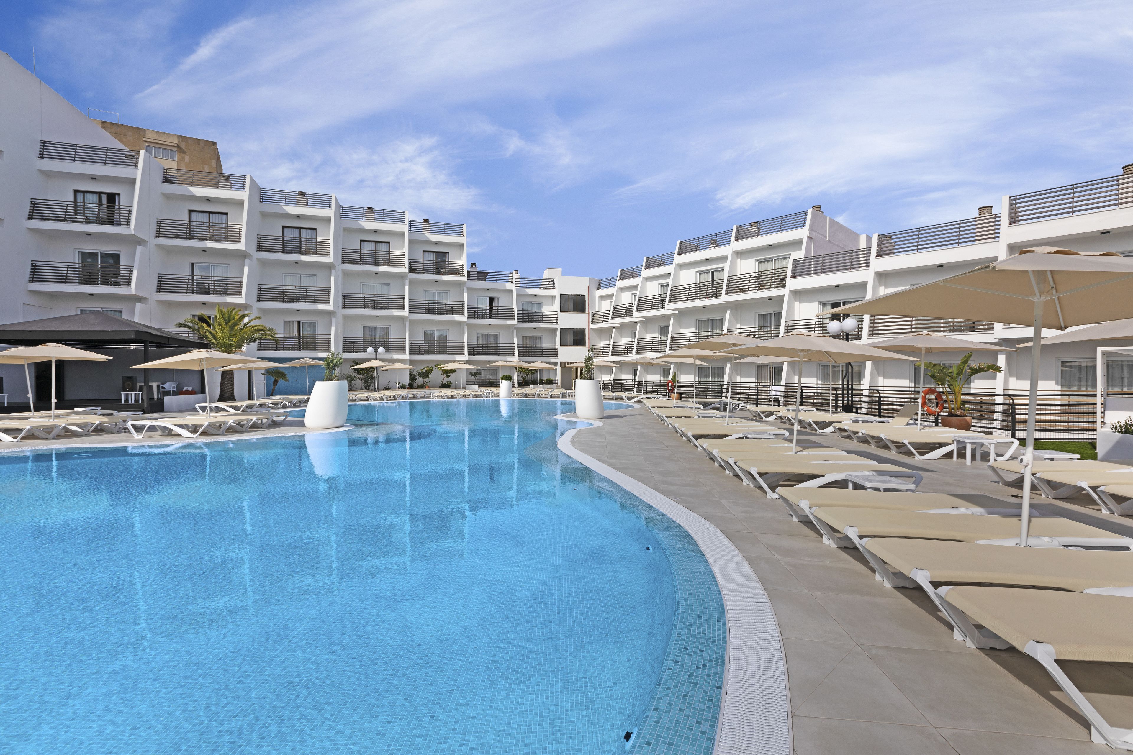 2 udendørs pools, parasoller, liggestole