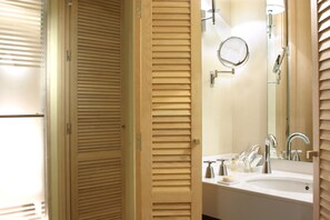 Habitació doble clàssica (Oniria) | Bany | Articles de tocador de disseny, assecador de cabells, barnussos i bidet 