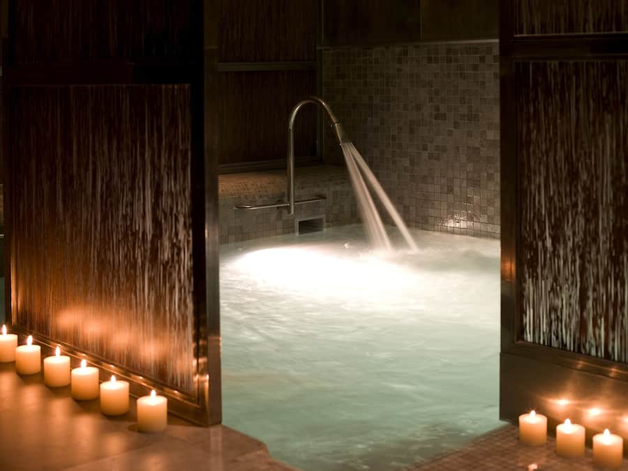 Een bubbelbad, lichaamsbehandelingen, aromatherapie, body wraps