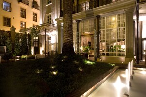 Πρόσοψη καταλύματος - απόγευμα/βράδυ