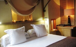 Deluxe Penthouse | Down comforters, memory foam beds, minibar, in-room safe - Villa Oniria (Granada)