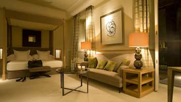 Junior suite (Superior) | Donzen dekbedden, bedden met traagschuimmatras, een minibar