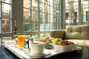 Πρωινό σε μπουφέ καθημερινά (18 EUR/άτομο)