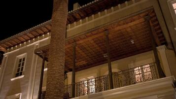 Junior suite (Superior) | Donsdekens, bedden met traagschuimmatrassen, een minibar