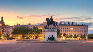 A statue of a man on horseback in a square with buildings in the background. - Republik Hôtel (Lyon)