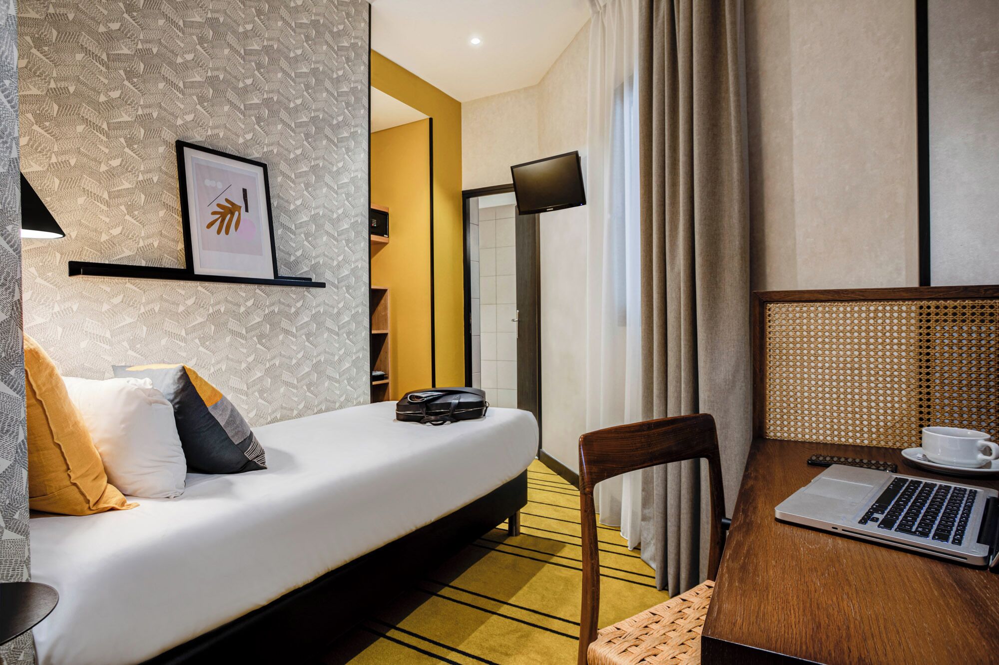 single room (simple) | premium bedding, in-room safe, blackout curtains, iron/ironing board