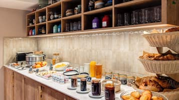 Se ofrece un desayuno bufé todos los días (16 EUR por persona)