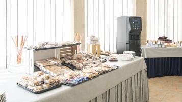 Frukostbuffé varje dag (EUR 8 per person)