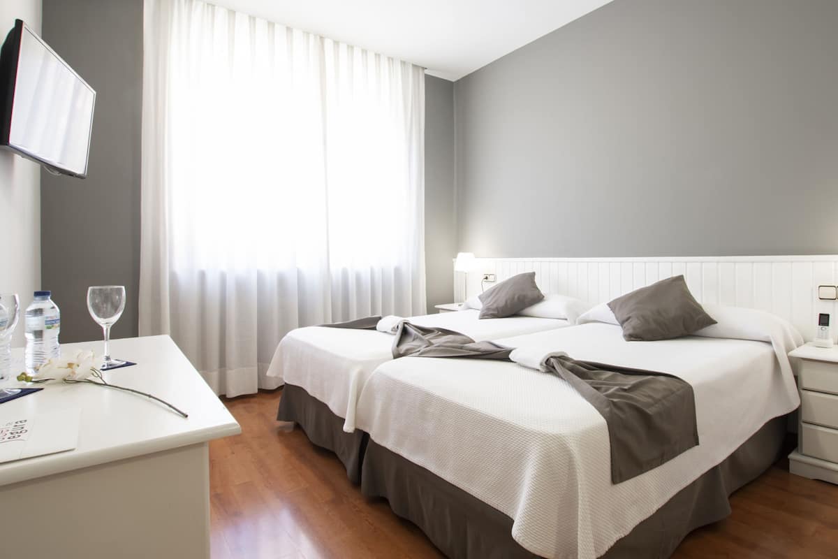 Dobbeltrom (two beds) | Skrivebord, barnesenger (inkludert) og ekstrasenger (mot et tillegg)