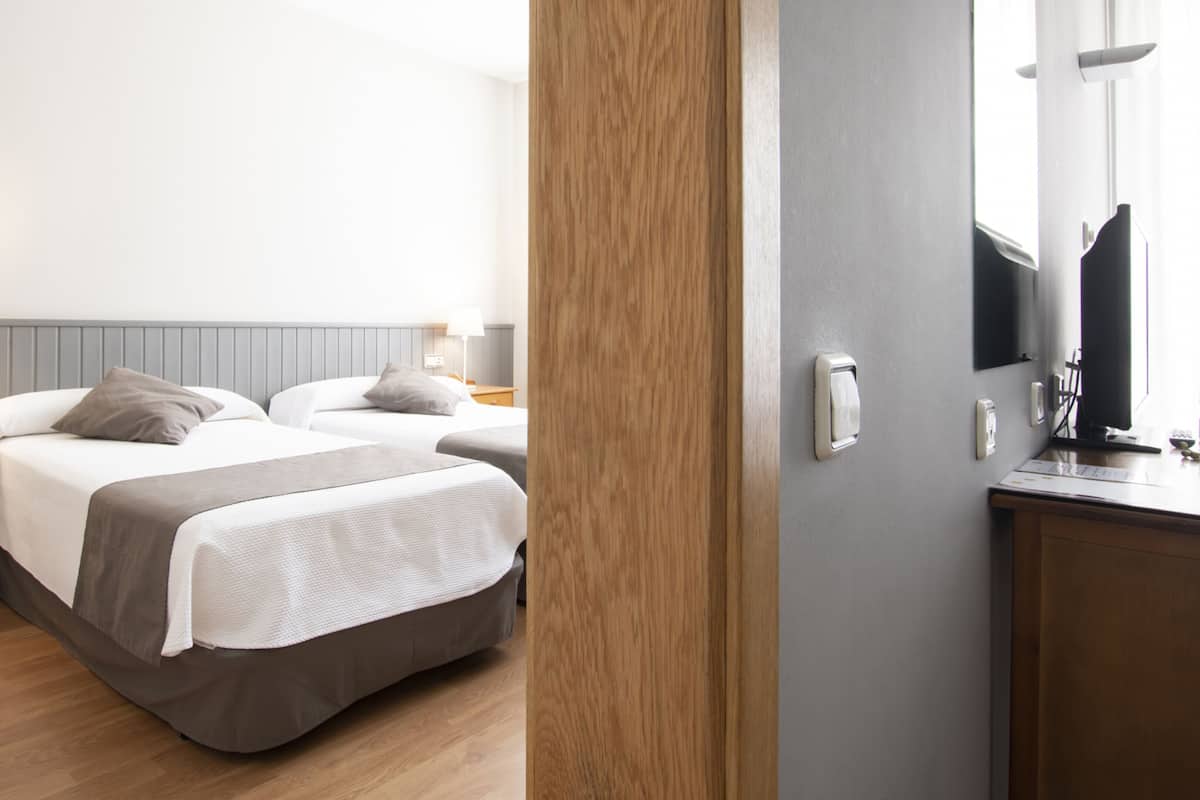 Habitación cuádruple | Escritorio, cunas gratuitas, camas extra y wifi gratis