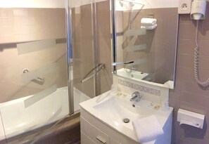 Perlengkapan mandi gratis, pengering rambut,  dan handuk