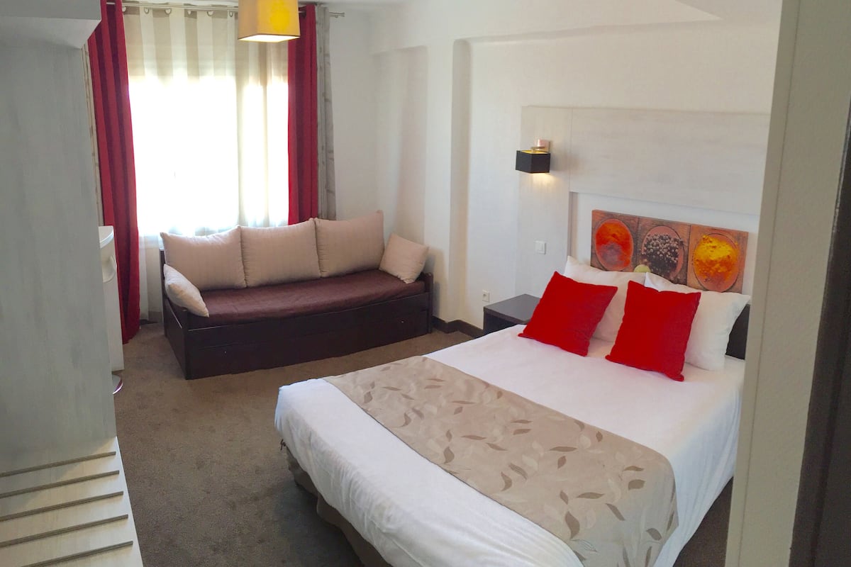 Premium bedding, desk, rollaway beds, free WiFi