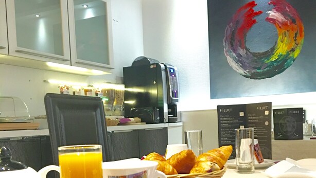 A breakfast tray with bread, a banana, a strawberry, a glass of orange juice, and a Nutella jar. - Victoria Hotel (Perpignan)