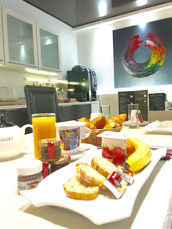 Daily buffet breakfast (EUR 10.00 per person) - Victoria Hotel (Perpignan)