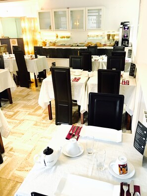 Bữa sáng buffet hàng ngày với phụ phí nhỏ 