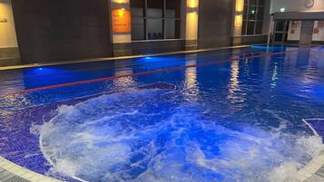 Una piscina cubierta (de 06:00 a 22:00), sombrillas, tumbonas