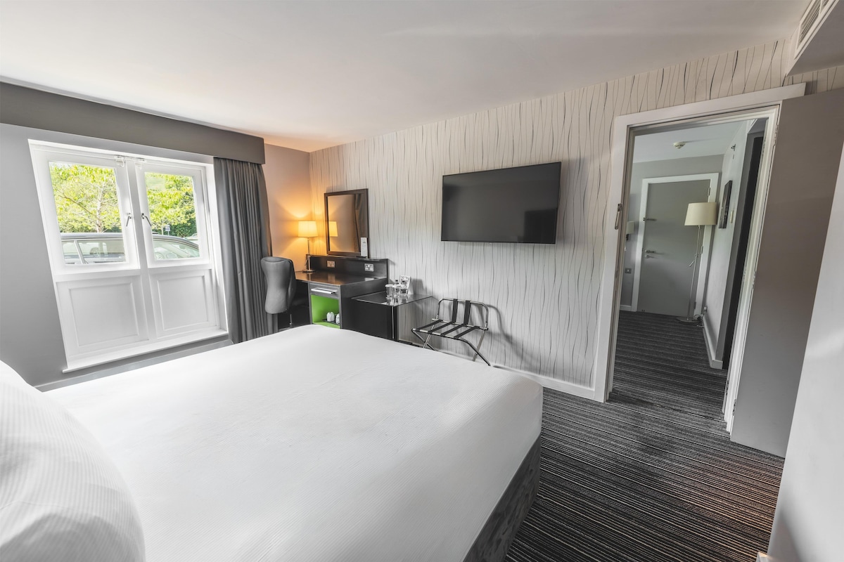 In-room safe, desk, iron/ironing board, free cots/infant beds