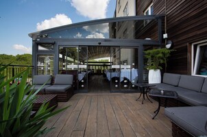 Breakfast, lunch, dinner served; garden views 