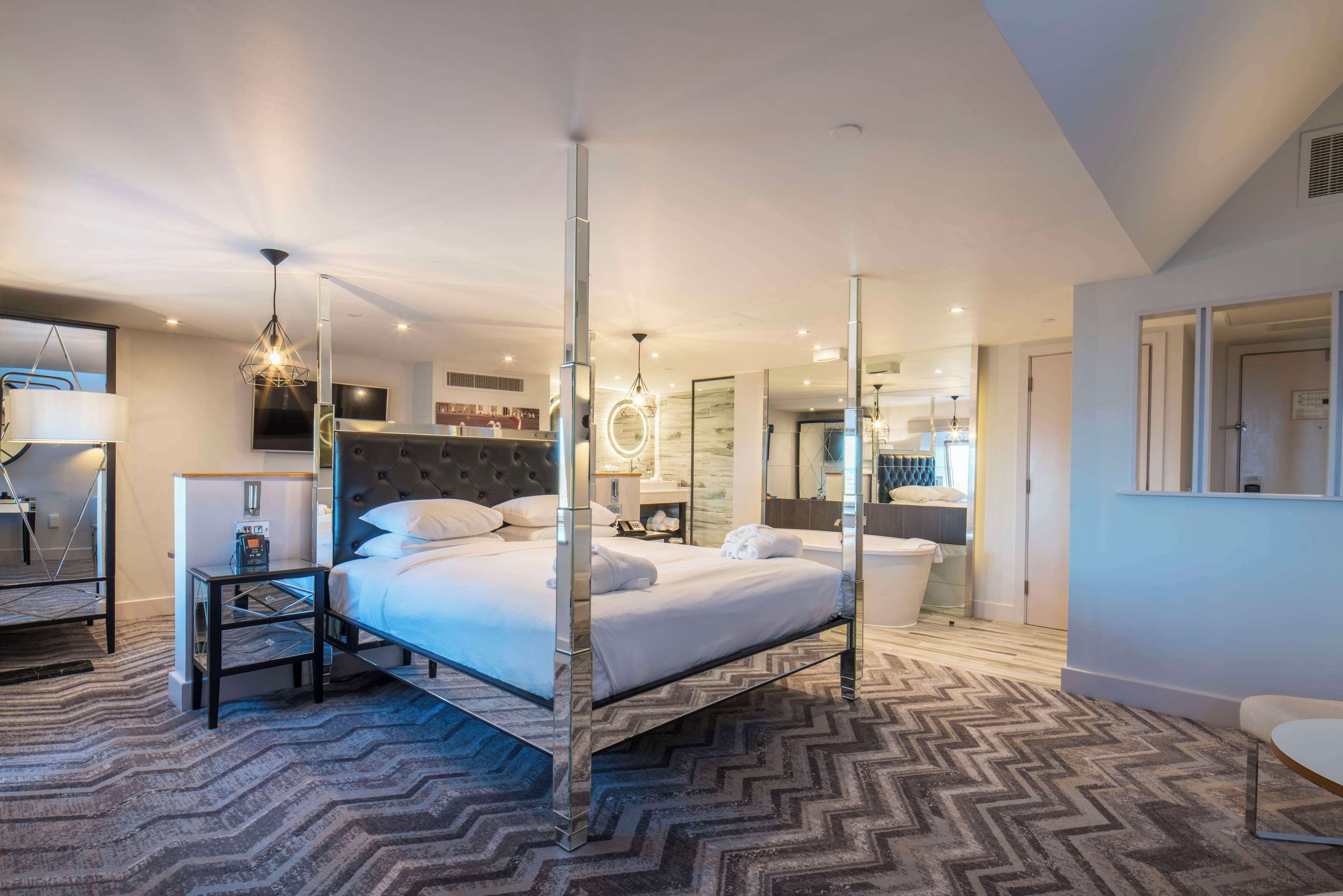 Loft, 1 King Bed | In-room safe, desk, iron/ironing board, free cots/infant beds