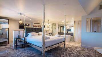 Loft, 1 King Bed | In-room safe, desk, iron/ironing board, free cots/infant beds